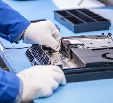 Teslim öncesi son kontrolü yapılan oyun konsolu